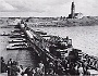 Seconda Guerra Mondiale Boara Pisani Foto del 29 aprile 1945 La 21° brigata corazzata Inglese attraversa l'Adige su un ponte gettato su chiatte (Massimiliano Sbettega)